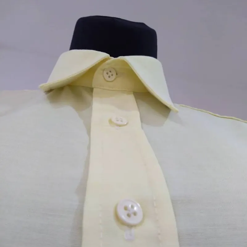 Camisa amarela com gola interior preta