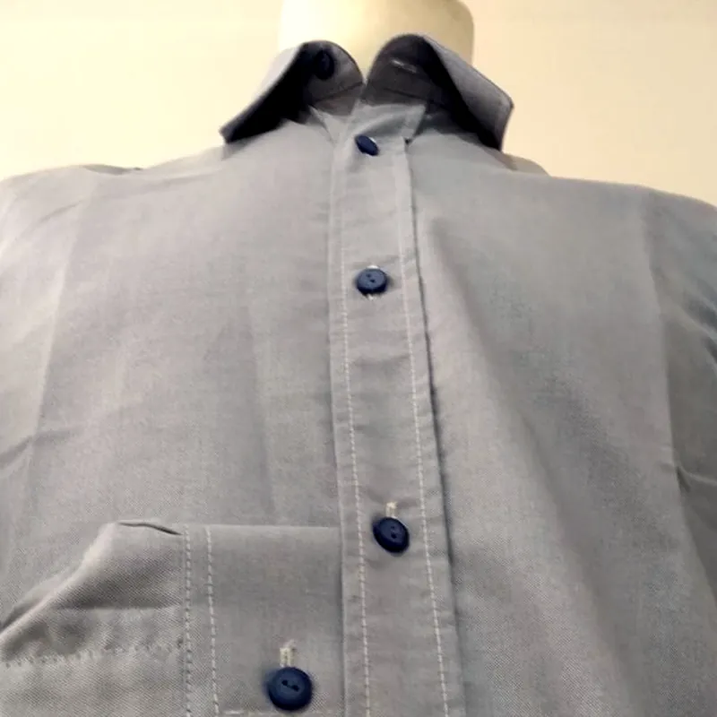 Camisa cinzenta em manequim, com carcela pespontada e bolso