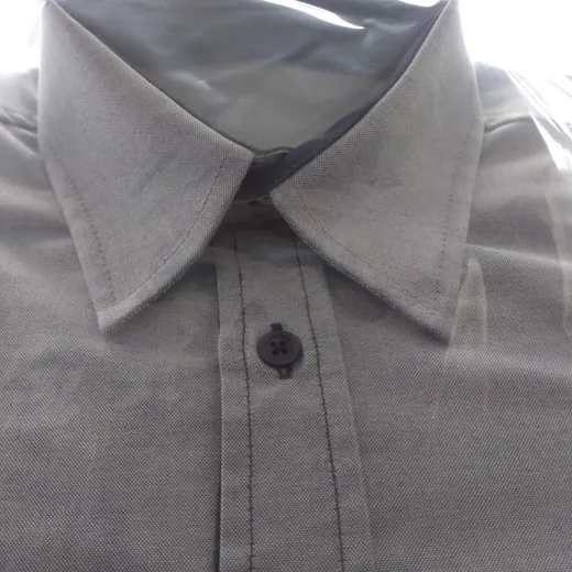 Colarinho de camisa cinzenta clara, botão em madrepérola