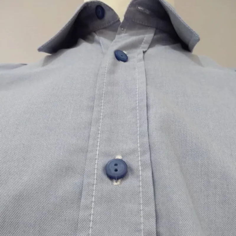 Gola de camisa com interior azul-marinho e carcela pespontada