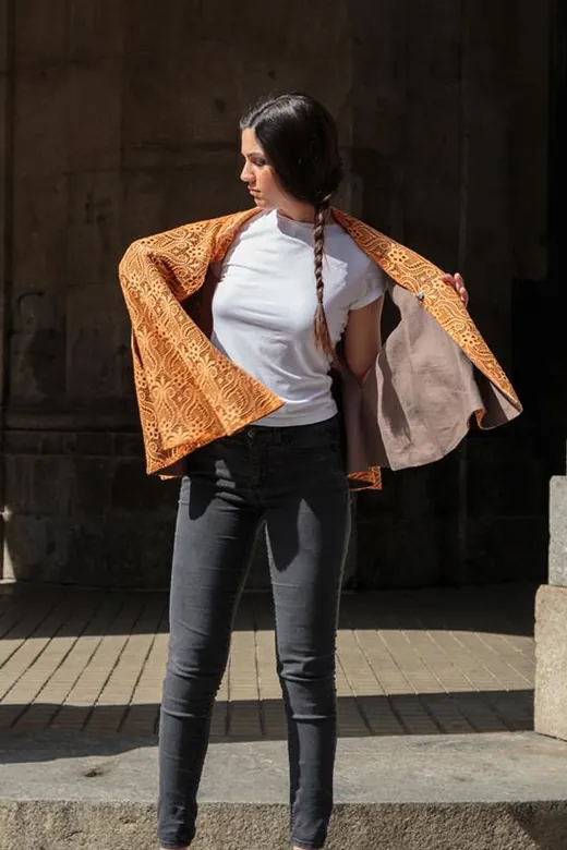 Capa castanha com forro estampado, aberta em movimento